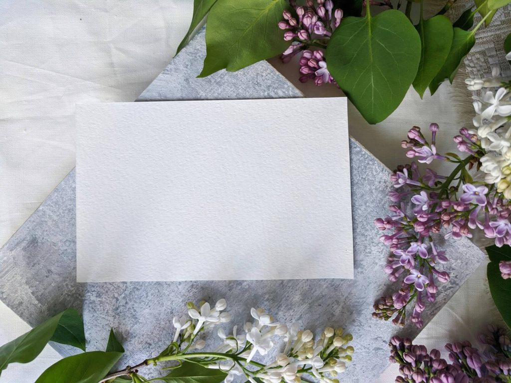 Valentine’s Day Στα Ιωάννινα: Αυθημερόν Παράδοση Λουλουδιών &Amp; Δώρων 11 Συνοδευτική κάρτα δώρου δίπλα σε ανθοδέσμη, έτοιμη να γραφτεί μήνυμα.