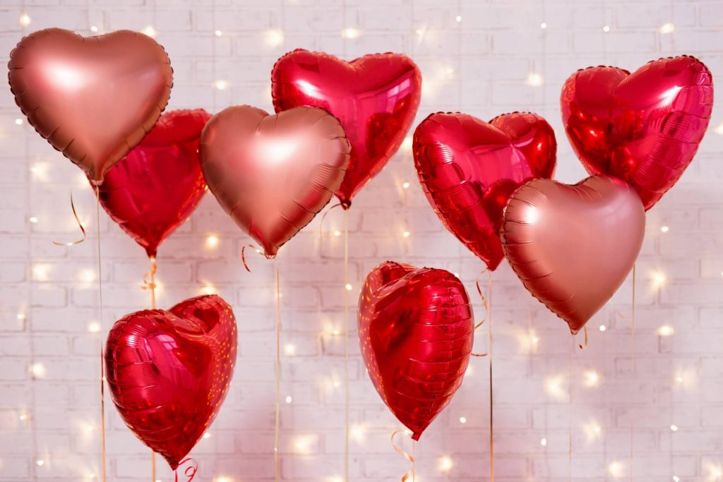 Valentine’s Day Στα Ιωάννινα: Αυθημερόν Παράδοση Λουλουδιών &Amp; Δώρων 18 Ρομαντικά κόκκινα και ροζ μπαλόνια σε παλέτα Valentine’s, έτοιμα να συνδυαστούν με λουλούδια.