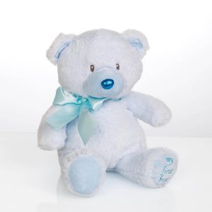 Σιέλ χνουδωτό αρκουδάκι με την επιγραφή My First Bear για νεογέννητο αγόρι. Παραδίδουμε αυθημερόν σε όλα τα μαιευτήρια και κλινικές της πόλης ΠΓΝΙ Δουρούτης, Νοσοκομείο Χατζηκώστα και κλινική Επίκουρος.