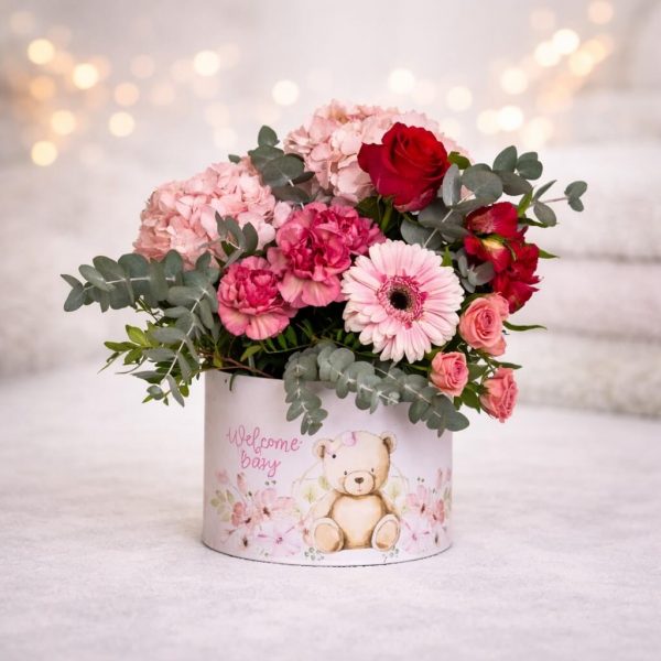 Ροζ flower box με ορτανσίες και τριαντάφυλλα για νεογέννητο κορίτσι, Fresh Garden. Παραδίδουμε αυθημερόν σε όλα τα μαιευτήρια και κλινικές της πόλης ΠΓΝΙ Δουρούτης, Νοσοκομείο Χατζηκώστα και κλινική Επίκουρος.
