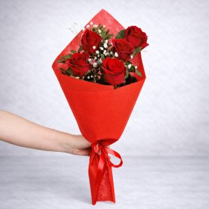 Elegant bouquet with 5 red roses and gypsophila for same-day delivery in Ioannina by Fresh Garden.