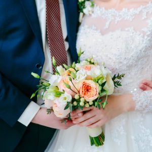 Οργανική νυφική ανθοδέσμη με ροδακινί David Austin roses για γάμο στα Ιωάννινα, Μέτσοβο, Πάργα και στην Ηγουμενίτσα από το Fresh Garden.