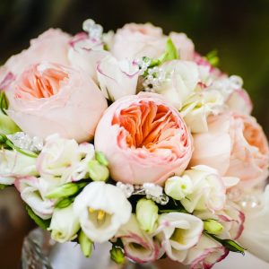 Πολυτελής νυφική ανθοδέσμη με David Austin roses και πέρλες για γάμο στα Ιωάννινα, Ήπειρο και Πάργα από το Fresh Garden.