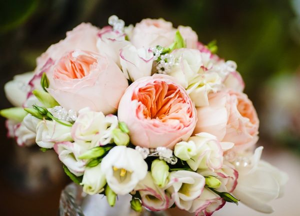 Πολυτελής νυφική ανθοδέσμη με David Austin roses και πέρλες για γάμο στα Ιωάννινα, Ήπειρο και Πάργα από το Fresh Garden.