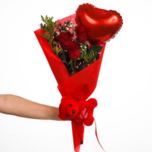 Κομψό μπουκέτο Valentine Flame με 3 κόκκινα τριαντάφυλλα, κόκκινο μπαλόνι, αρκουδάκι και γυψοφύλλη σε κόκκινο περιτύλιγμα από το Fresh Garden στα Ιωάννινα.