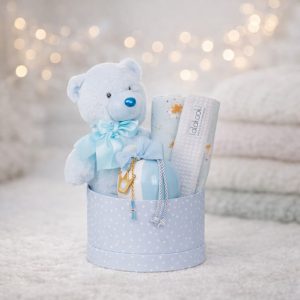 Premium γαλάζιο gift box με αρκουδάκι, κουβερτούλα αστεράκια και κεραμικό γούρι κουμπαρά για παράδοση σε μαιευτήρια των Ιωαννίνων - ΠΓΝΙ Δουρούτης, Χατζηκώστα, Epicurus Clinic από το Fresh Garden