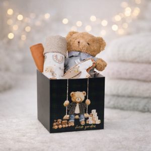 Premium tartan gift box με αρκουδάκι σε πουλόβερ και κουβερτούλα για παράδοση σε μαιευτήριο των Ιωαννίνων από το Fresh Garden