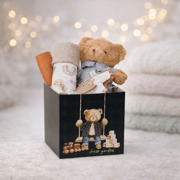 Premium tartan gift box με αρκουδάκι σε πουλόβερ και κουβερτούλα για παράδοση σε μαιευτήριο των Ιωαννίνων από το Fresh Garden