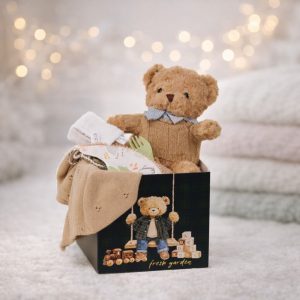Premium πράσινο tartan gift box με αρκουδάκι σε πουλόβερ, πλεκτή κουβέρτα και σετ φαγητού για παράδοση σε μαιευτήρια των Ιωαννίνων - ΠΓΝΙ Δουρούτης, Χατζηκώστα, Epicurus Clinic από το Fresh Garden