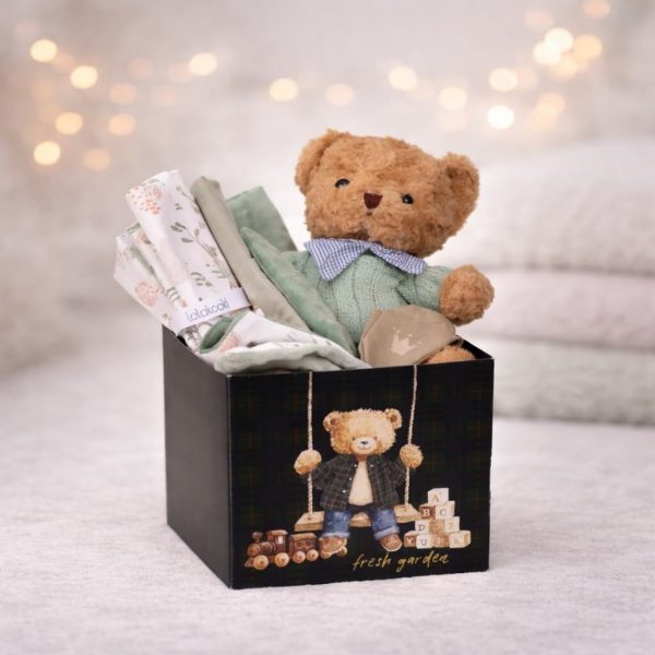 Premium gift set 'Sage Meadow' με αρκουδάκι σε Sage Green πουλόβερ & κουβερτούλα lalakooki. Αυθημερόν παράδοση σε μαιευτήρια των Ιωαννίνων - ΠΓΝΙ Δουρούτης, Χατζηκώστα, Epicurus Clinic από το Fresh Garden