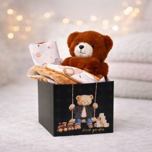 Premium πράσινο tartan gift box με καφέ αρκουδάκι και βρεφική κουβερτούλα για παράδοση σε μαιευτήρια των Ιωαννίνων - ΠΓΝΙ Δουρούτης, Χατζηκώστα, Epicurus Clinic από το Fresh Garden