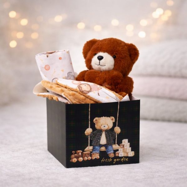 Premium πράσινο tartan gift box με καφέ αρκουδάκι και βρεφική κουβερτούλα για παράδοση σε μαιευτήρια των Ιωαννίνων - ΠΓΝΙ Δουρούτης, Χατζηκώστα, Epicurus Clinic από το Fresh Garden
