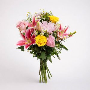 Bright bouquet with lilies, roses and chamomile for same-day delivery in Ioannina by Fresh Garden.