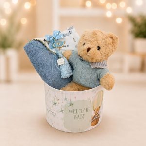 Blue Blessings Welcome Box με λούτρινο αρκουδάκι, βρεφική κάπα μπάνιου και γαλάζιο φυλαχτό για νεογέννητο αγόρι από το Fresh Garden Ioannina