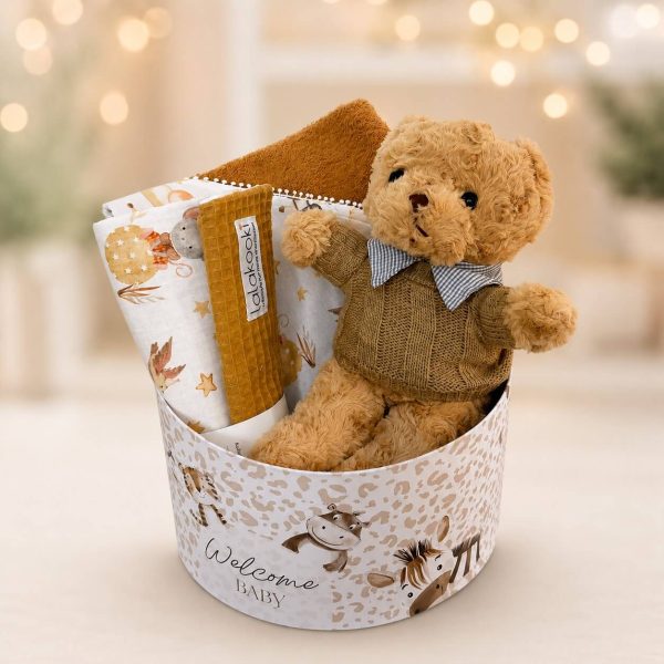 Golden Cuddles Welcome Box Golden Cuddles Welcome Box με λούτρινο αρκουδάκι, πικέ κουβέρτα και βαμβακερή κάπα μπάνιου για νεογέννητο αγοράκι από το Fresh Garden Ιωάννινα
