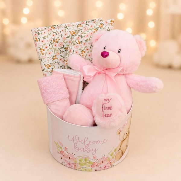 Little Blossom Welcome Box με χειροποίητη αλλαξιέρα βόλτας, λούτρινο αρκουδάκι My First Bear και πανάκια φροντίδας για νεογέννητο κορίτσι - από το Fresh Garden Ιωάννινα με 40 χρόνια εμπειρίας