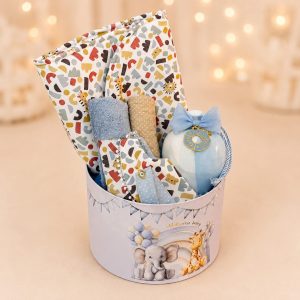 Little Explorer Welcome Box με χειροποίητη αλλαξιέρα βόλτας, κεραμικό κουμπαρά και βρεφικά αξεσουάρ για νεογέννητο αγόρι από το Fresh Garden στα Ιωάννινα