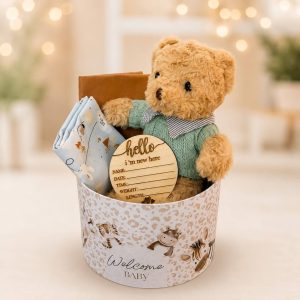 Little Moments Welcome Box με λούτρινο αρκουδάκι, βαμβακερά σεντόνια λίκνου και ξύλινο αναμνηστικό γέννησης για αγοράκι από το Fresh Garden με πάνω από 40 χρόνια εμπειρίας