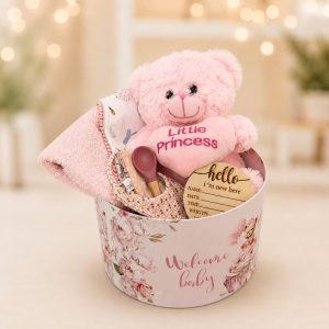 Little Princess Dreams Box με λούτρινο αρκουδάκι, μπουρνούζι κάπα, σαλιάρα και ξύλινο αναμνηστικό γέννησης για νεογέννητο κορίτσι από το Fresh Garden Ioannina