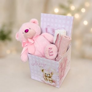 My First Bear Welcome Box με λούτρινο αρκουδάκι και χειροποίητα πανάκια φροντίδας για νεογέννητο κοριτσάκι από το Fresh Garden Ιωάννινα