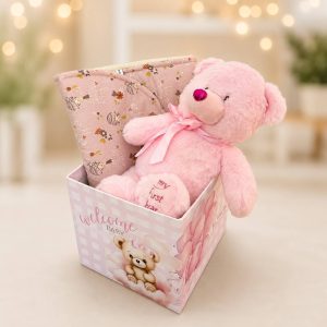 Pink Hugs Welcome Box με λούτρινο αρκουδάκι My First Bear και χειροποίητο σελτέ για νεογέννητο κορίτσι από το Fresh Garden Ιωάννινα