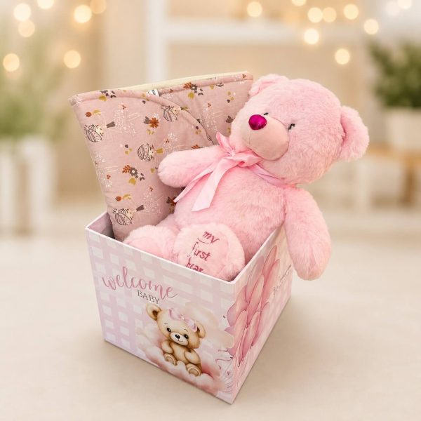 Pink Hugs Welcome Box με λούτρινο αρκουδάκι My First Bear και χειροποίητο σελτέ για νεογέννητο κορίτσι από το Fresh Garden Ιωάννινα