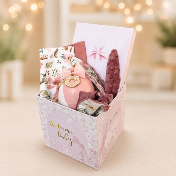 Precious Wishes Welcome Box με χειροποίητα σεντόνια λίκνου, νάνι παρηγοριάς και κεραμικό κουμπαρά ευχών για νεογέννητο κορίτσι από το Fresh Garden στα Ιωάννινα