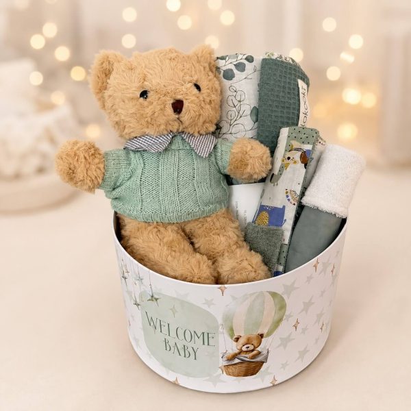 Sage Dreams Welcome Box με λούτρινο αρκουδάκι, χειροποίητα σεντόνια λίκνου και πανάκια φροντίδας για νεογέννητο αγόρι