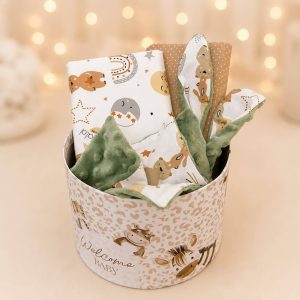 Sweet Dreams Welcome Box με δύο χειροποίητα σεντόνια λίκνου και νάνι παρηγοριάς για νεογέννητο από το Fresh Garden Ioannina