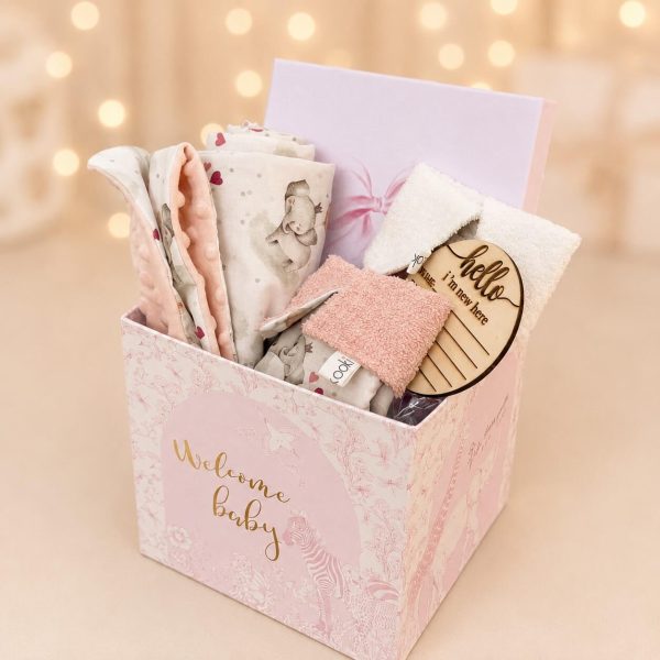 Velvet Hugs Welcome Box με βρεφική κουβερτούλα minky, χειροποίητα πανάκια φροντίδας και αναμνηστικό γέννησης για νεογέννητο κορίτσι από το Fresh Garden Ιωάννινα