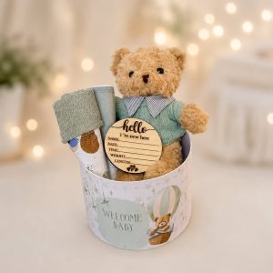 Woodland Dreams Welcome Box με λούτρινο αρκουδάκι, χειροποίητα πανάκια φροντίδας και ξύλινο αναμνηστικό γέννησης από το Fresh Garden στα Ιωάννινα